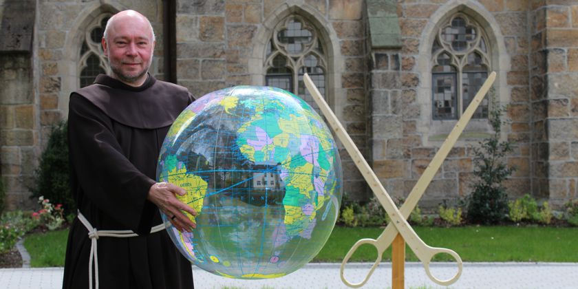 Bruder Augustinus hält den Globus im Arm. Die Franziskaner Mission setzt sich mit ihrem Engangement weltweit für die Ärmsten der Armen ein. 