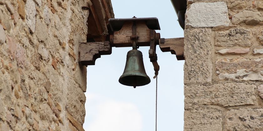 Ansicht der Glocke des kleinen Campanile der Kirche San Damiano