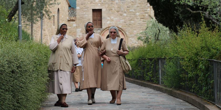 Schwestern auf dem Weg von San Damiano zur Portiunkula.