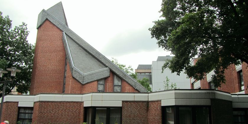 Das Konventsgebäude mit der zeltartigen Fassade der Klosterkirche.