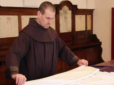 Bruder Thomas bereitet in der Sakristei der Klosterkirche die Gewänder für die Messe vor. 