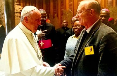 Bruder Antonio mit Papst Franziskus. Er war Teilnehmer der Familiensynode im Oktober 2015 in Rom.