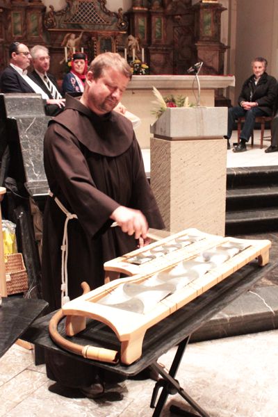 Bruder Jürgen entlockte während des interreligiösen Gebets den von Klangkünstler Jochen Fassbender gebauten Instrumenten sphärische Klänge. Bild von Bruder Jürgen Neitzert.
